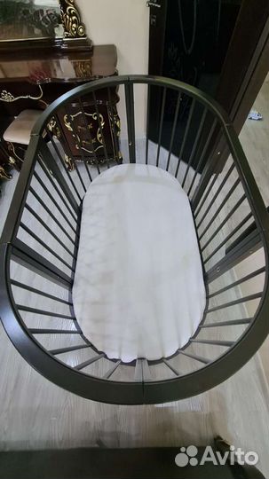 Детская кроватка с маятником