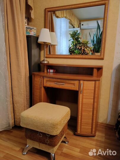 Туалетный столик с зеркалом Lazurit и пуфом