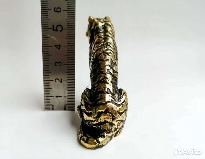 Фигурка тигра