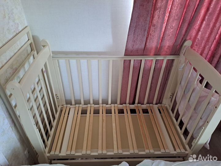 Детская кроватка с маятником красная звезда