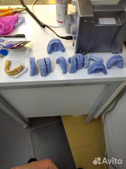 Помощник зубного техника