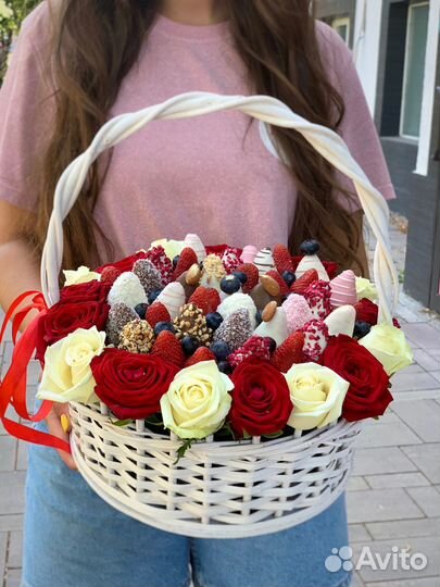 Корзина с клубникой в шоколаде