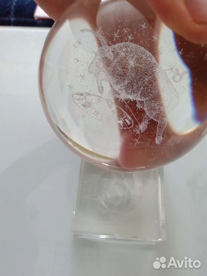 Шар с золотом тельцом на подставке