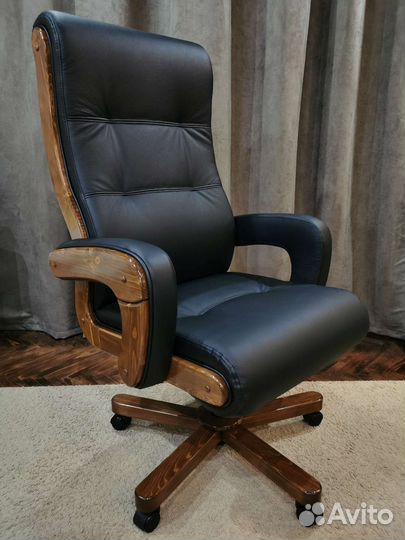 Кожанное кресло руководителя новое