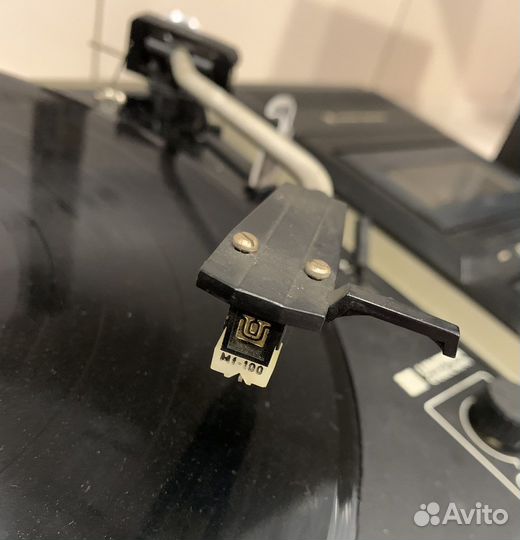 Проигрыватель проигрывает пластинки