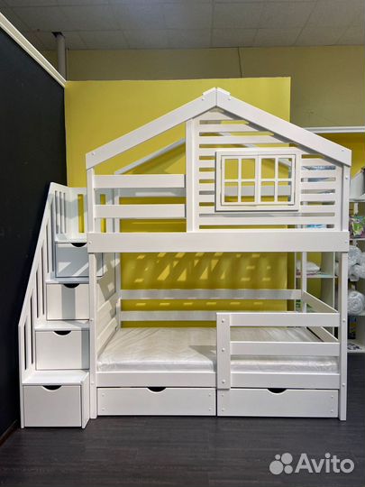 Двухъярусная кровать с лестницей Комодом