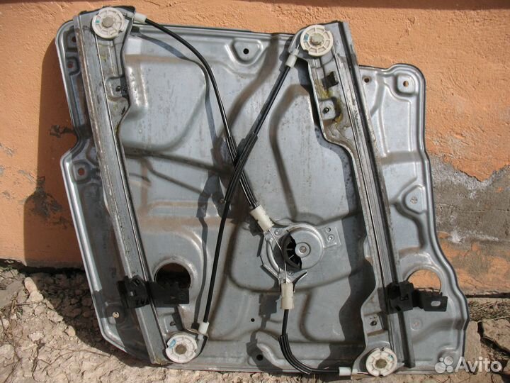 Правый передний стеклоподъемник Nissan Primera P12