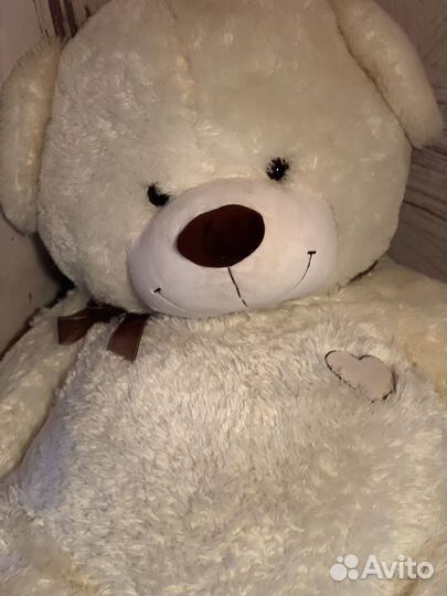 Большой плюшевый медведь