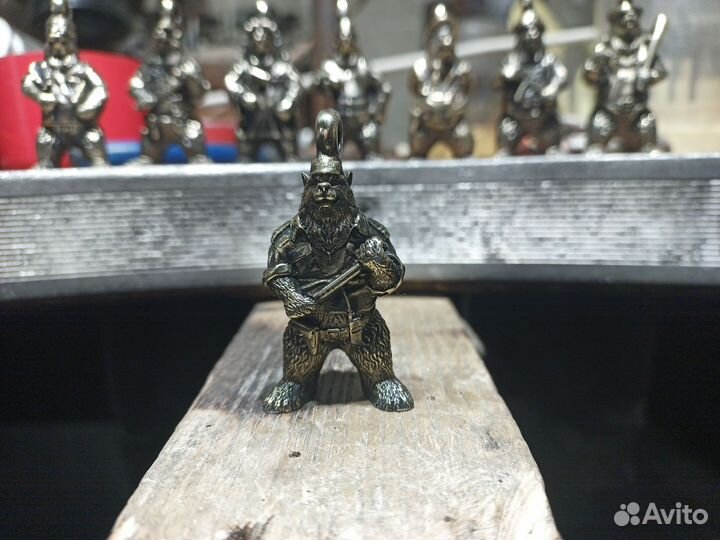 Латунный брелок на ключи медведь полицейский