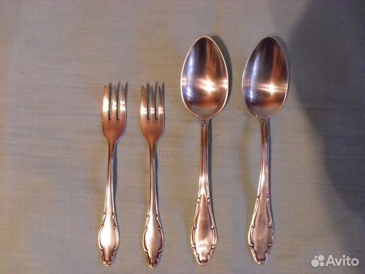 Два набора столовых приборов