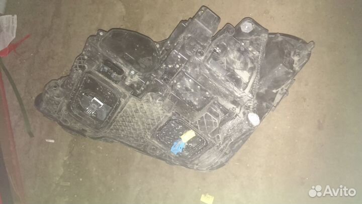 Фара правая битая светодиодная 207 Mercedes