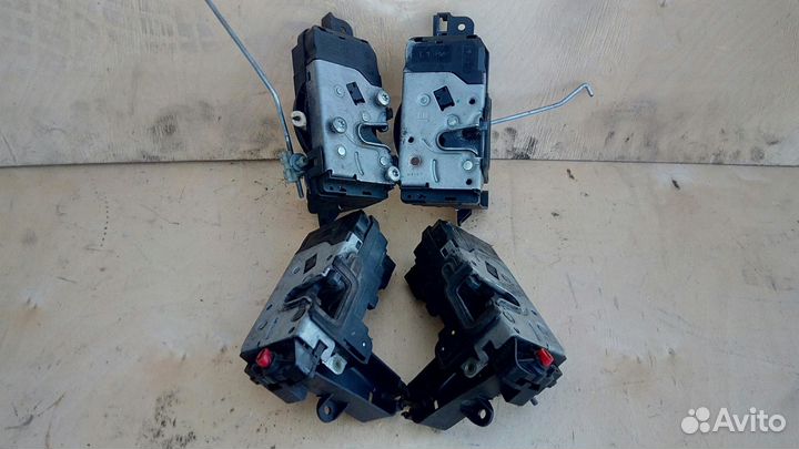 Замок двери на Opel Astra H Zafira B