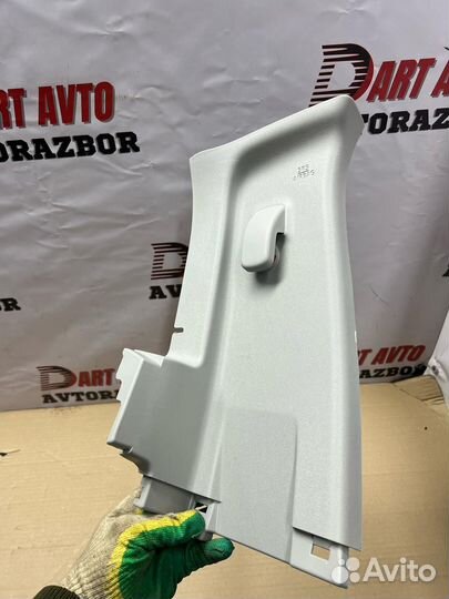 Верхняя накладка задней левой стойки Toyota Hilux8