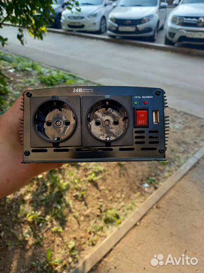 Автомобильный инвертор с 12 на 220