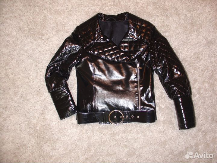 Дизайнерская косуха из лаковой итальянской кожи