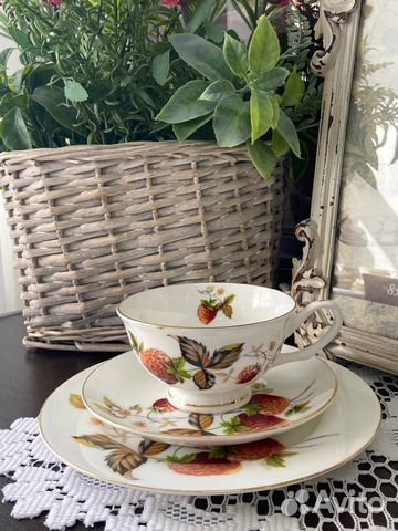 Очень красивое чайное трио из костяного фарфора