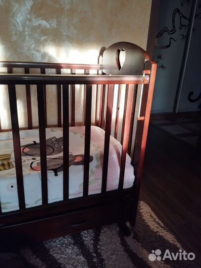 Детская кроватка с маятником и ящиком