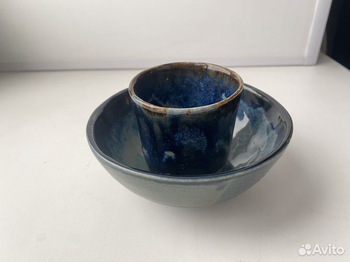 Новая посуда из керамики: чашка, стакан, синяя