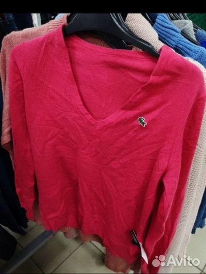 Три свитера, ботинки, постель и юбка на доставку