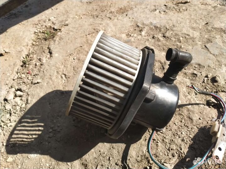 Моторчик печки с крыльчаткой на Nissan Primera P10