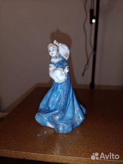 Фарфоровая статуэтка 