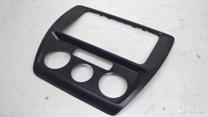 Рамка магнитолы Volkswagen Jetta 6 2.0 TDI 2015