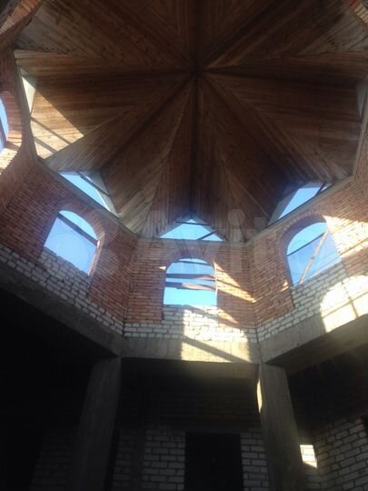 Дом 1000 м² на участке 8 сот.