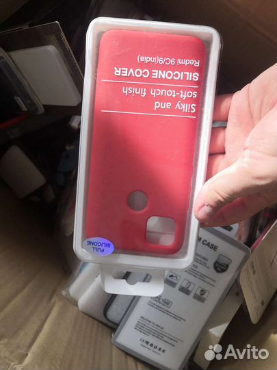 Коробка с чехлами для телефонов