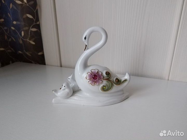 Конь. Олененок. Лебедь с птенцами