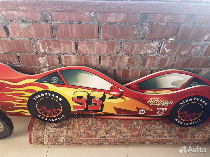 Детская кровать-машинка