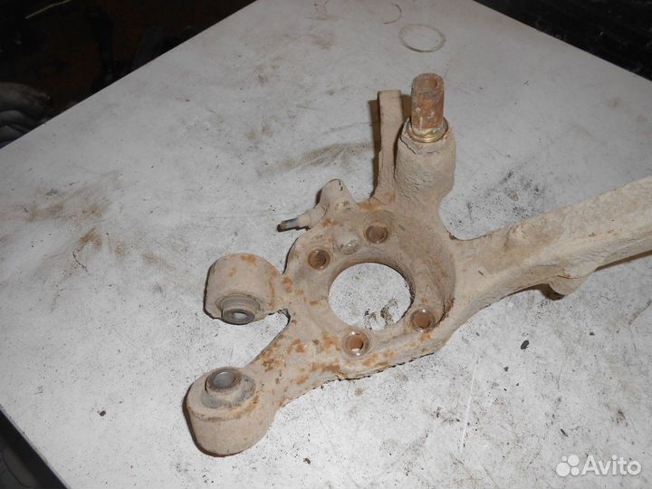 Кулак задний левый (Mitsubishi Galant)