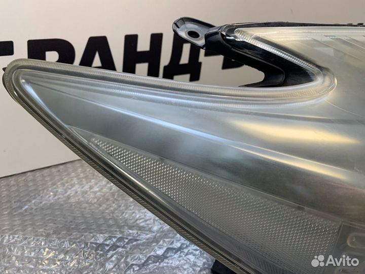 Фара правая Toyota Prius ZVW30