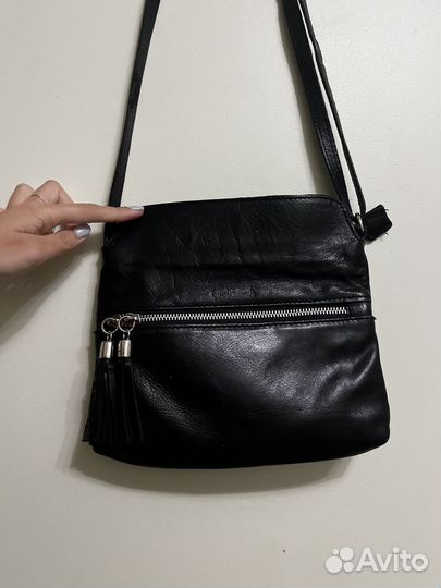 Черная кожаная сумка кроссбоди базовая