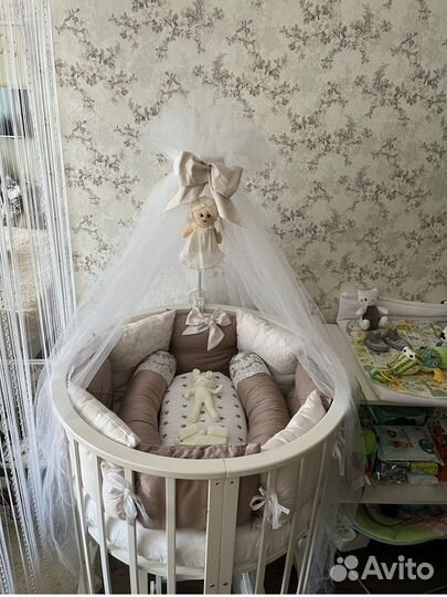 Детская кроватка с маятником