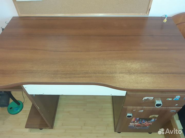 Письменный стол 110 на 60,очень прочный