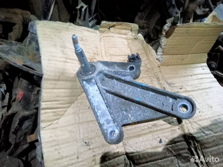 Кронштеин МКПП renault logan