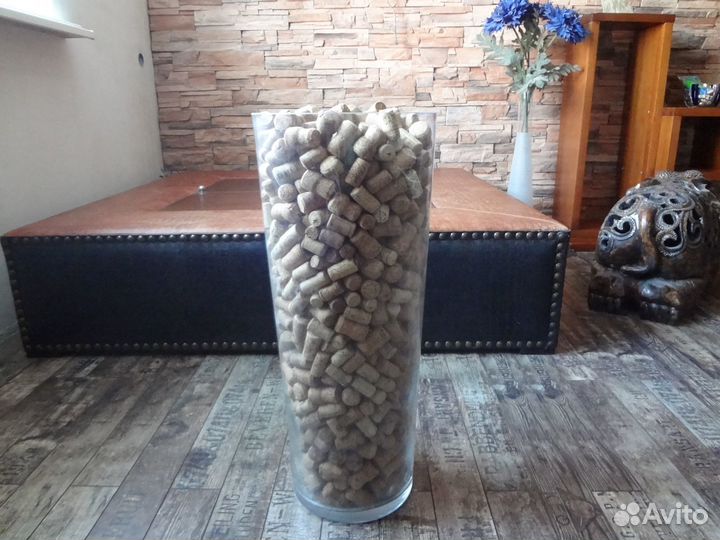 Интерьерная ваза с пробками