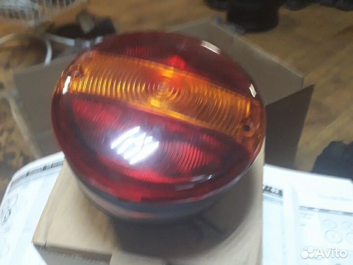 Фонарь задний левый красный с жёлтой полосой \ROR