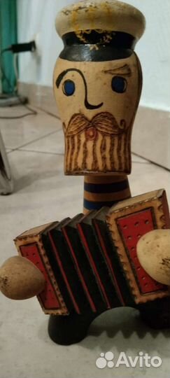 Статуэтка из дерева