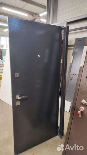 Дверь входная металлическая новая