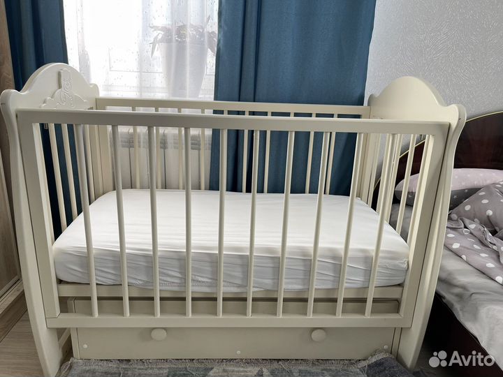 Детская кроватка с маятником и ящиком