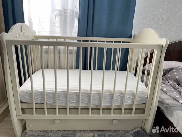 Детская кроватка с маятником и ящиком