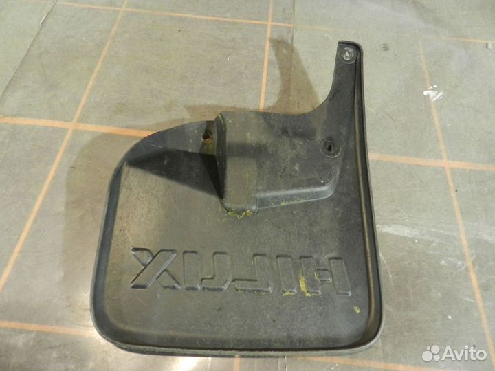 Брызговик передний левый - Toyota Hilux 8