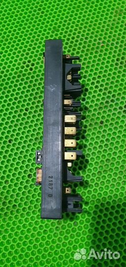 Монтажный блок предохранителей Audi 80 B3