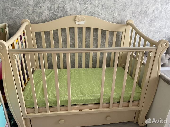 Детская кроватка с продольным маятником