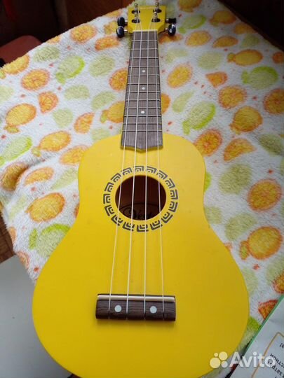 Укулеле сопрано Veston с чехлом, красная/желт