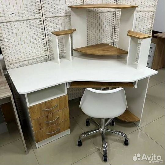 Угловой компьютерный стол