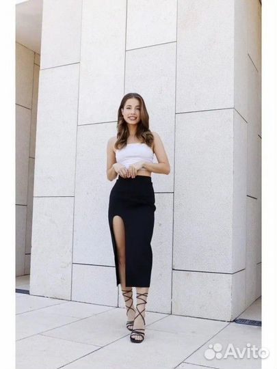 Юбка черная с разрезом миди