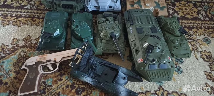 Танк игрушка