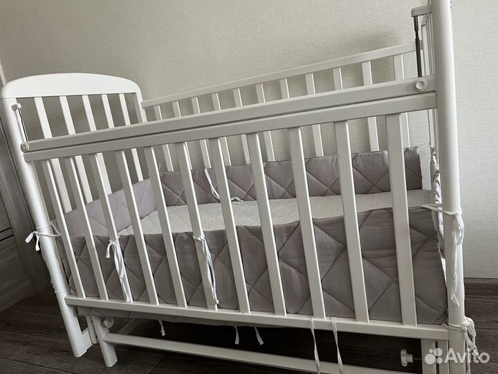 Детская кроватка с поперечным маятником